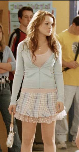 2000s And 90s Fashion, 2000s It Girl Aesthetic, Mean Girls Cady Heron Outfits, 90s Movies Outfits, Cady Mean Girls Outfit, 2000s Fashion Skirts, 2000s Movies Outfits, 90s Fashion Girly, Cady Heron Costume