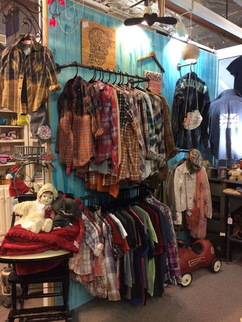 Small Thrift Store Ideas, Vintage Clothing Shop Display, Thrift Store Decorating Ideas, Vintage Store Ideas, Thrift Aesthetic, Flea Market Booth, Vintage Store Displays, Vintage Thrift Stores, Room Organization Bedroom