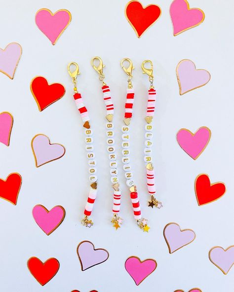 ⋒ custom beaded bracelets ⋒ on Instagram: “keychains — but make them valentine’s 🥰🥰” Keychain Valentine Kids, Valentine’s Day Keychains, Valentine Keychain Diy, Valentines Keychain Diy, Valentines Keychain, Polymer Clay Valentines, Valentine Keychain, Keychain Valentine, Clay Valentines