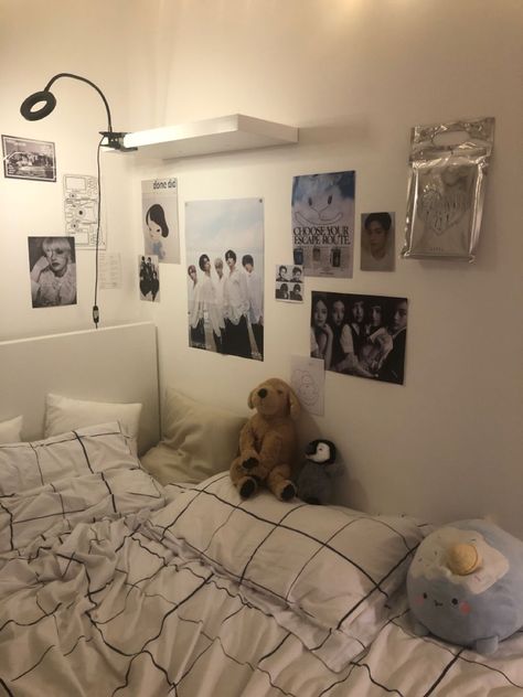 Organisation, Grid Bedding Aesthetic Room, Balletcore Room Aesthetic, Minimal Kpop Room, Chrome Room Decor, Alex Bondoc Room, Kpop Minimalist Room, Kpop Room Inspiration, Cute Kpop Room