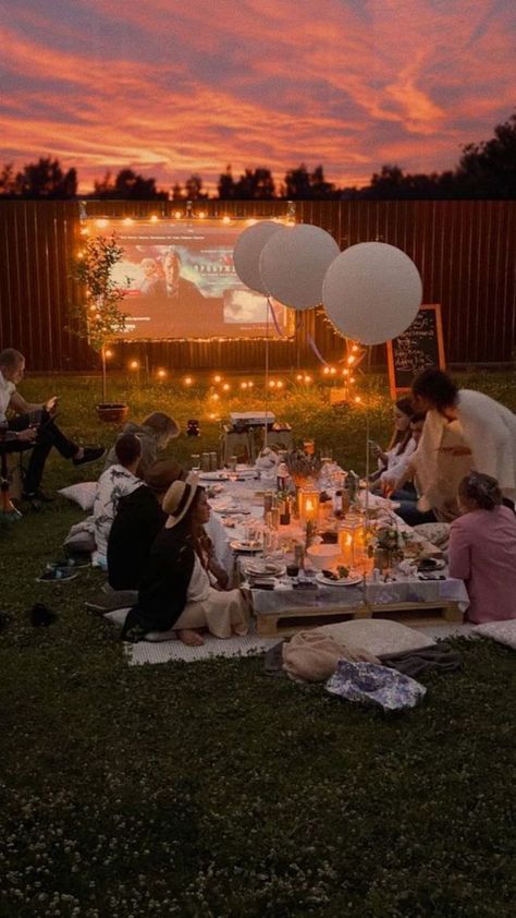 Birthday Night Picnic, 18th Birthday Summer Party Ideas, Party Ideas For 17th Birthday, Bday Party Picnic, 18th Picnic Party, Sweet 16 Birthday Party Aesthetic, Chill Bday Party Ideas, Big Bday Party Ideas, 16 Birthday Party Ideas Picnic