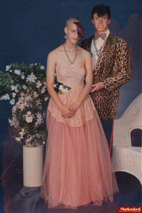 Humour, Awkward Prom Photos, Punk Prom, 90s Prom, Awkward Pictures, Funny Family Photos, Awkward Photos, Prom Photoshoot, 80s Prom