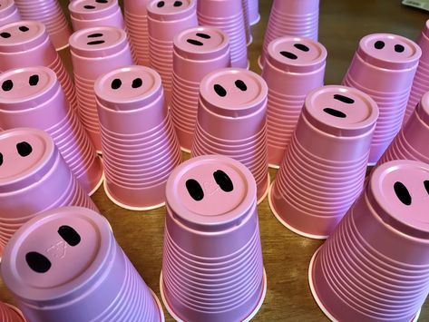 Peppa Pig party cups. So easy and fun. All you need is a sharpie and pink cups. #peppapigparty #piggy #easy #cute #pigs #birthdaypartyideas Movie Night Birthday Party, Percy Pig, Pig Drawing, Peppa Pig Birthday Party, Solo Cup, Peppa Pig Party, Pig Party, Peppa Pig Birthday, Pink Cups