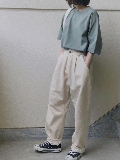 Oversized Shirt Women, Caring About What Others Think, Outfit Minimalista, Outfit Idea Spring, Clothes Green, Pants Cream, Mode Shoes, Oversized Clothes, What Others Think