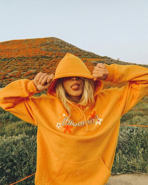 alex on Instagram: “[bloomin’] MERCH GIVEAWAY (international) i said i would do one so here it is!! enter for a chance to win a bloomin hoodie of your choice🌼…” Hoodie Poses Instagram At Home, Artistic Fashion Photography, Film Photography Tips, Women Photography, Best Photo Poses, Clothing Photography, Foto Ideas Instagram, Photography Poses Women, Women Photography Poses