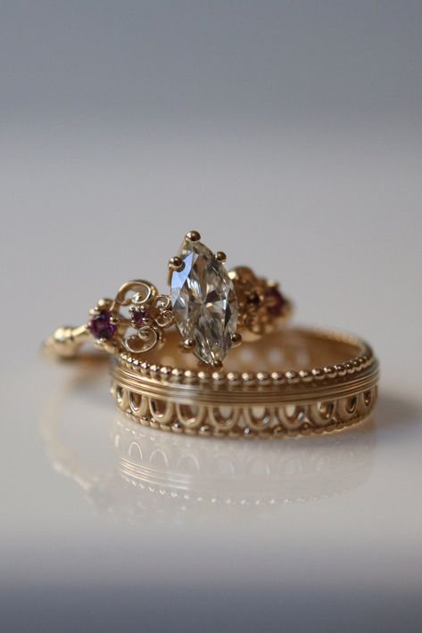 Engagement Rings Capricorn, Simple Vintage Engagement Rings Antiques, Women Weeding Ring, Manifest Engagement Ring, Vintage Engagement Rings And Bands, Floral Engagement Ring Vintage, Edwardian Wedding Rings, Vintage Royal Wedding Rings, Indian Style Engagement Rings