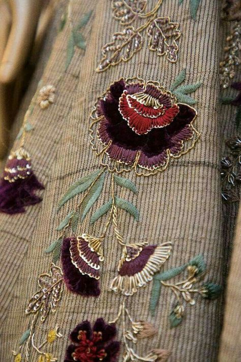 Gold Work Embroidery, Zardozi Embroidery, Hand Embroidery Dress, Kurti Embroidery Design, Couture Embroidery, Bead Embroidery Patterns, Hand Work Embroidery, Embroidery Designs Fashion, Handwork Embroidery Design