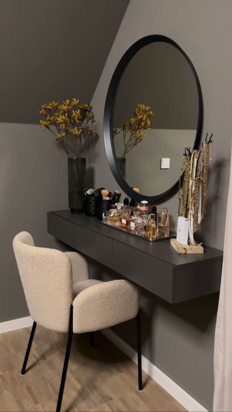 Black Desk Decor Ideas Bedrooms, Vanity Set Up Ideas, Dressing Table Ideas, Dressing Table Designs, Penyimpanan Makeup, Table Mirrors, Dressing Table Decor, Dressing Room Decor, Dressing Table Design