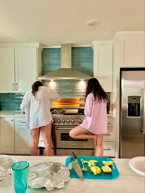 Morning With Friends Aesthetic, Beach House Friends Aesthetic, Friends Kitchen Aesthetic, Cooking Pictures Aesthetic, Girls Trip Beach Aesthetic, Galveston Beach Aesthetic, Beach House Activities, Friends Staycation Aesthetic, Florida Girls Trip Aesthetic