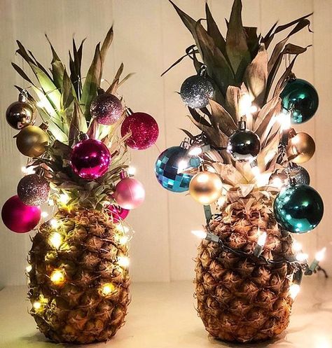 Natal, Tropical Christmas Decorations Diy, Christmas In July Crafts, Tropical Christmas Decorations, Pineapple Ideas, Christmas Pineapple, Easy Christmas Tree Decorations, Christmas In July Decorations, Caribbean Christmas