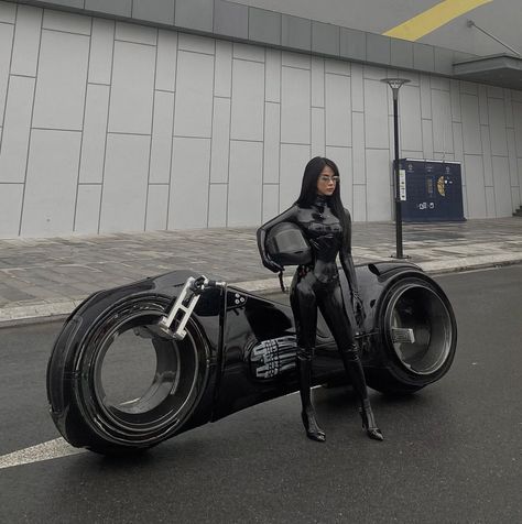 Honda Superbike, Tron Bike, Look Gatsby, Estilo Cyberpunk, Spy Outfit, Biker Aesthetic, Motorcycle Aesthetic, Futuristic Motorcycle, Pretty Bike