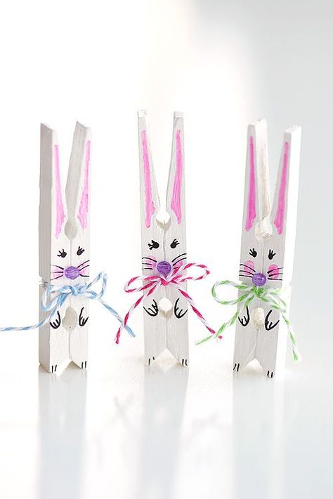 These clothespin bunnies are so adorable and they're really simple to make! They're a great little Easter decoration and a super cute Easter craft to make with the kids. This is a fun and easy spring craft idea! Easter Crafts To Make, Easter Crafts Dollar Store, Wooden Clothespin Crafts, Clothespin Diy Crafts, Clothespins Diy, Clothespin Art, Easy Easter Decorations, Spring Easter Crafts, Easy Easter Crafts