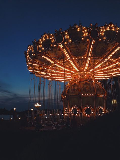 Amusement park #summer #circus #vsco #cute #beauty Old Amusement Park Aesthetic, Lagoon Amusement Park Aesthetic, Amusement Park Aesthetic Night, Amusement Park Wallpaper, Aesthetic Amusement Park, Amusement Park Photography, Amusement Park At Night, Theme Park Aesthetic, Circus Core