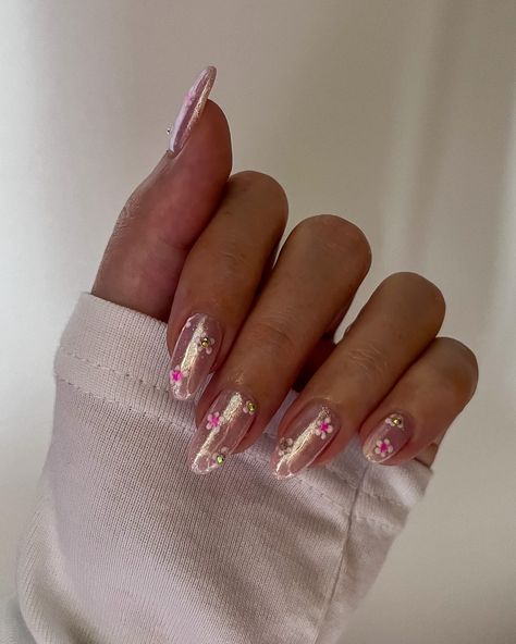 🌸chrome cherry blossoms🌸 Another design by @nailsbyzola this time for @haileybieber . I couldn’t wait to recreate her delicate cherry blossoms over a light pink chrome base 🙂‍↕️ Products: Pink Paradise by @leminimacaron French Alps by @gelcare.official White chrome by @sooolovely_official b426 by @beetlesgelpolish #cherryblossomnails #haileybieberstyle #haileybiebernails #gemnails #chromenails #weddingnails #pinknails Sakura nails pink chrome glitter Hailey Bieber flower gems Pink Chrome Nails With Gems, Pink French Tip Nails With Gems, Light Pink Chrome, Nails Pink Chrome, Sakura Nails, Nails With Gems, Cherry Blossom Nails, Pink Chrome Nails, Hailey Bieber Style