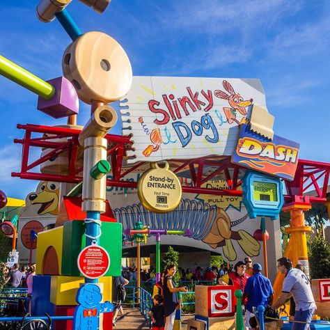 Why We Disney on Instagram: “This is the entrance to the new Slinky Dog Dash coaster at Toy Story Land! Let’s talk about the queue, and what you’ll see while waiting in…” Hollywood Studios, Slinky Dog Dash, Fun Trips, Slinky Dog, Toy Story Land, Disney World Rides, Disney Rides, Pull Toy, Disney Trip