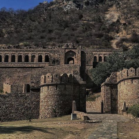 Haunted places in India that you shouldn’t visit alone 😟😟😟: 1. Bhangarh Fort, Rajasthan 2. Dow Hill, West Bengal 3. Dumas Beach, Gujarat 4. Jatinga, Assam 5. Ramoji Film City 6. D’Souza Chawl, Mumbai Follow @saddatrip for travel recommendations! #hauntedplaces #travelindia #horror #saddatrip Haunted Places, Bhangarh Fort, Dumas Beach, Ramoji Film City, Dark Tourism, Fantastical Creatures, Travel Recommendations, West Bengal, Travel Goals