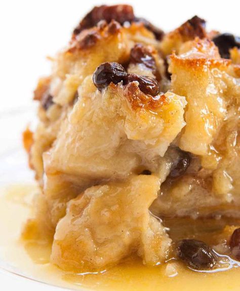 Bread Pudding With Raisins, New Orleans Bread Pudding, New Orleans Bread, Puding Roti, Nova Orleans, Bourbon Sauce, Overnight Oat, Raisin Bread, Dessert Aux Fruits