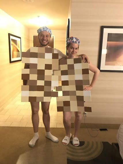 14 fun creative DIY Halloween costumes for kids and couples | 320 * Sycamore Couple Costumes, Halloween Costume Couple, Halloween Costumes Couples Diy, Creative Halloween Costumes Diy, Kostum Halloween, Funny Couple Halloween Costumes, Clever Halloween, Best Couples Costumes, Clever Halloween Costumes