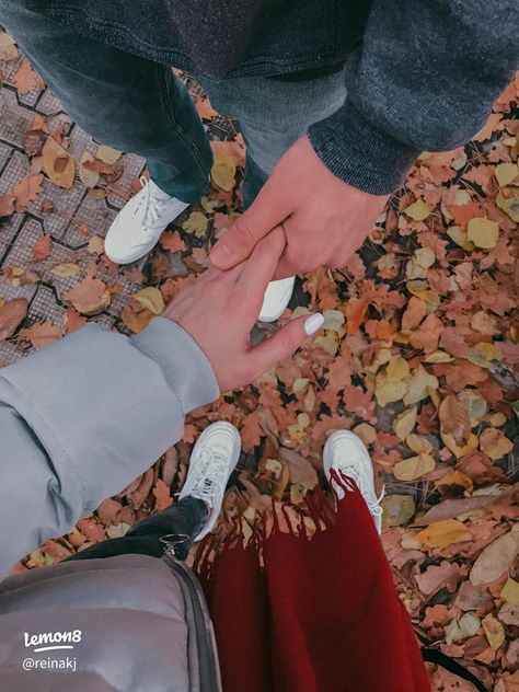 Fall Vibes Couples, Cute Fall Dates Pictures, Fall Season Couple Pictures, Cute Fall Poses For Couples, Autumn Aesthetic Boyfriend, Cute Couple Pics Autumn, Fall Ideas With Boyfriend, Cute Autumn Couple Pictures, Fall Aesthetic Picture Ideas