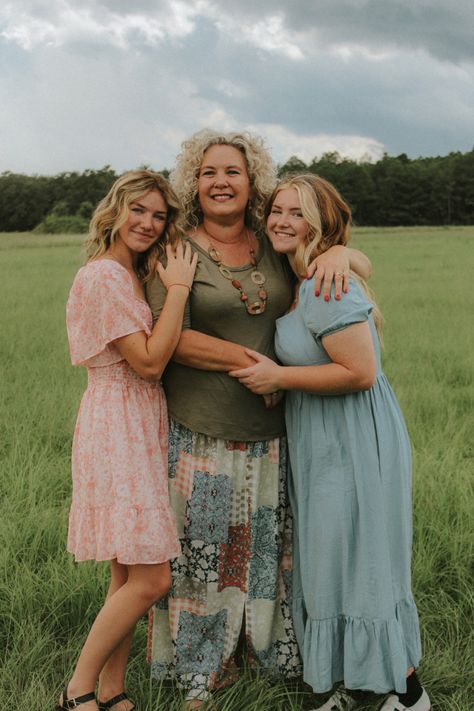 Family Portrait Poses Single Mom, Single Mom Photo Shoot Ideas, Single Mom Portrait Ideas, Mom Daughter Photoshoot Older, Single Mom Photography Daughters, Older Mom And Daughter Photo Ideas, Mom With Older Kids Photoshoot, Mom And Daughter Poses Older, Mom Daughter Grandma Photoshoot