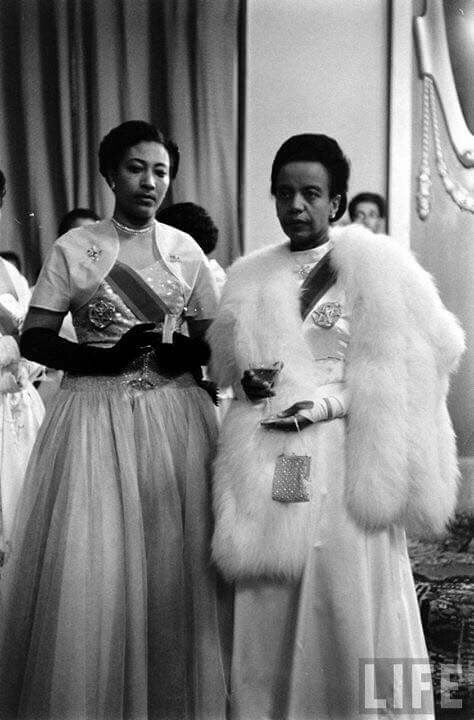 Eisenstaedt also took these stunning photos of Crown Princess Medferiashwork Abebe and Princess Yeshashework Yilma during a reception for the Emperor’s Silver Jubilee. Ethiopian Royalty, Ethiopian History, For The Emperor, History Of Ethiopia, Black Women Hair Color, Ethiopian Beauty, Black Royalty, African Princess, Haile Selassie