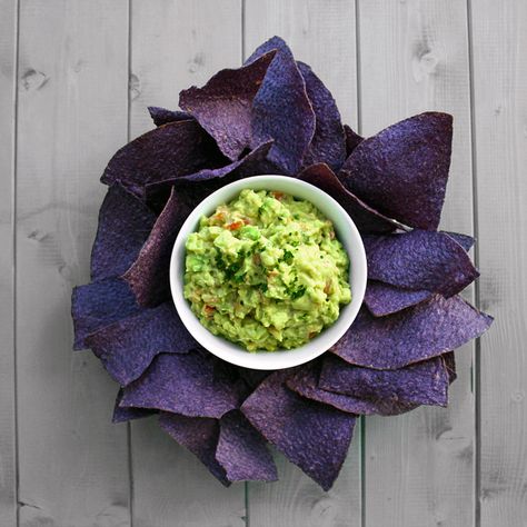 Essen, Purple Party Foods, Blue Tortilla Chips, Dinner Hosting, Avocado Uses, Blue Corn Chips, Colorful Recipes, 18th Party, Purple Board