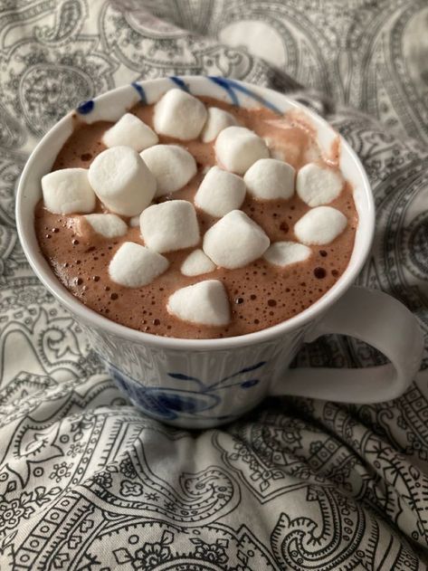 Hot Cocoa With Marshmallows, Hot Chocolate Aesthetic, Hot Chocolate And Marshmallows, Chocolate Aesthetic, Giant Marshmallows, Scary Food, Aesthetic Drinks, White Marshmallows, Board Party