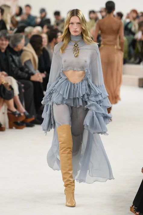 Chloé Fall 2024 Ready-to-Wear Runway, Fashion Show & Collection Review [PHOTOS] Haute Couture, Couture, How To Wear Ankle Boots, Runway Gowns, Look Expensive, Jeans Look, Affordable Swimwear, Trendy Swimsuits, Runway Trends