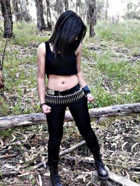 Bullet belt Metalhead Girl Outfits, Metal Girl Style, Black Metal Fashion, Metalhead Fashion, Bullet Belt, Skinhead Reggae, Metalhead Girl, Punk Woman, Metal Girls
