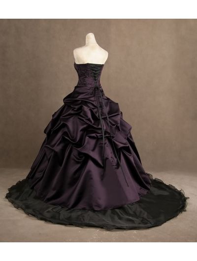 Haute Couture, Black Plus Size Wedding Dress, Plum Wedding Dresses, Classy Halloween Wedding, Gothic Ball Gown, Halloween Wedding Dresses, Wedding Dresses Taffeta, Purple Wedding Dress, Gothic Wedding Dress