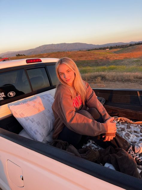 sunrise / tacoma / truck camping / photo inspo Truck Bed Decorating Ideas, Truck Camping Aesthetic, Tacoma Bed Camping, Truck Bed Pictures, Aesthetic Truck Pictures, Truck Aesthetic Girl, Red Truck Aesthetic, Tacoma Aesthetic, Truck Bed Photoshoot