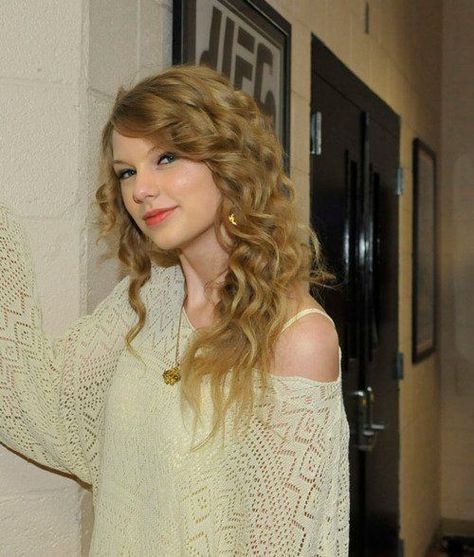 Taylor Swift Backstage, Young Taylor Swift, Red Carpet Photos, Taylor Swift Speak Now, Blonde Cat, Country Music Awards, Taylor Swift Web, Estilo Taylor Swift, Swift 3