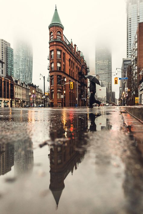 Morning fog and rain Peisaj Urban, Creative Photography Projects, Reflection Photos, Fotografi Urban, Paper Towns, Tall Buildings, Cityscape Photography, Reflection Photography, Pacific Rim