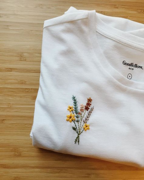 Urban Threads Embroidery, Embroidery Stitches Flowers, Indian Embroidery Designs, Rose Embroidery Designs, Broderie Simple, T-shirt Broderie, Diy Broderie, Pola Bordir, Textile Art Embroidery