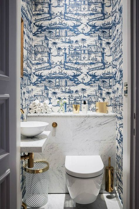 Parisian Flair in a Swedish Apartment | Decoholic Bathroom Wallpaper Modern, Klein Toilet, Wallpaper Powder Room, Bilik Air, Blue And White Wallpaper, Swedish Apartment, Chinese Wallpaper, Downstairs Toilet, Bad Inspiration