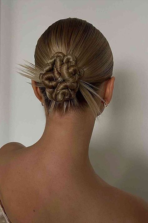 Y2K Sleek Low Updo with Swirls and Spikes for Straight Blonde Hair Fest Smink, Pelo Editorial, Y2k Hairstyles, Vlasové Trendy, Editorial Hair, Hair Stylies, Hair Up Styles, Sleek Hairstyles, Hair Stylist Life