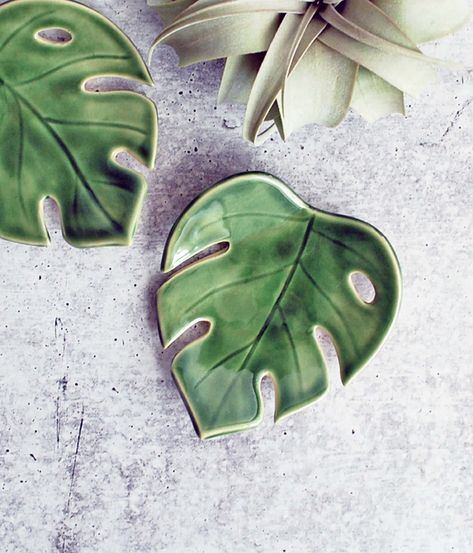 Mini Monstera Leaf, Ceramic Bowl, Ring Dish Monstera Clay Bowl, Leaf Ceramic Plate, Monstera Ceramic, Small Pottery Ideas, Clay Jewellery Holder, Mini Monstera, Ceramic Jewelry Dish, Air Dry Clay Projects, Clay Diy Projects