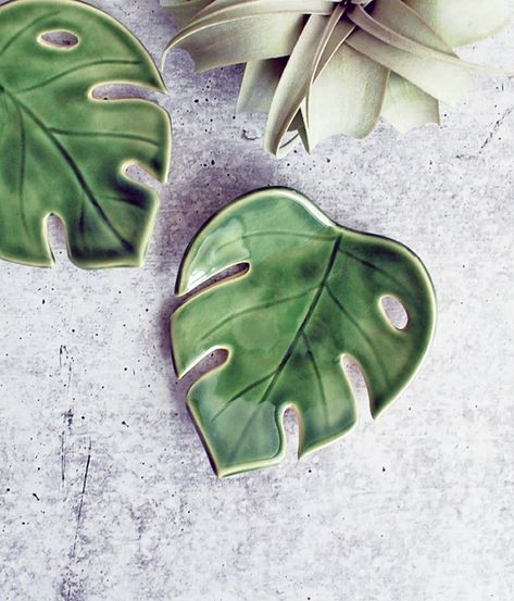 Mini Monstera Leaf, Ceramic Bowl, Ring Dish Monstera Clay Bowl, Leaf Ceramic Plate, Monstera Ceramic, Small Pottery Ideas, Cute Jewelry Holder, Clay Jewellery Holder, Mini Monstera, Ceramic Jewelry Dish, Leaf Bowl