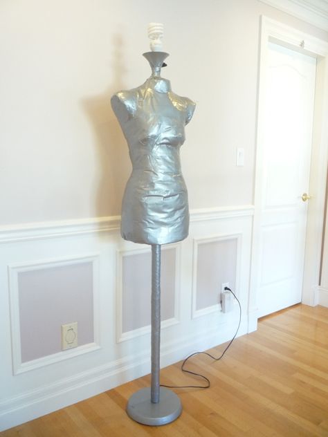 Make a dress form that is your EXACT double. Very helpful if you're like me and dress forms just don't capture your curves properly resulting in a less than perfect fit. Couture, Dress Form Stand, Diy Dress Form, Mannequin Diy, Duct Tape Dress, Sewing Dress Form, Make A Dress, Dresses By Pattern, Dress Form Mannequin