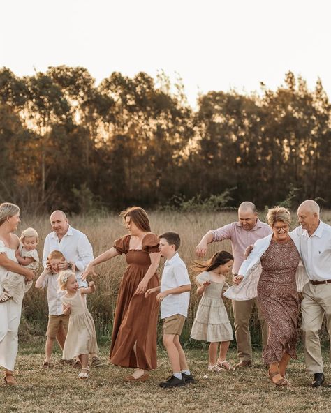 Extended Family Sessions. 🍂🤎🤍 The value of these sessions is honestly hard to put into words. (And even harder to share in an album because how do you narrow down a gallery like this?! 🥰) Images with your own parents, images that your children have to treasure with their grandparents…🥹 I know we don’t all have this privilege and if you have lost a parent, you know the value and the gratitude of every single photo you have of them…and that you would do a session just like this one in a hear... Family Photos With Grandparents Ideas, Big Family Photo Outfits, Grandparent Mini Session, Fall Family Photos Large Family, Extended Family Session Outfits, Generational Photo Ideas, Family Of 7 Photoshoot Poses, 3 Generation Photoshoot Ideas, Neutral Fall Family Photos