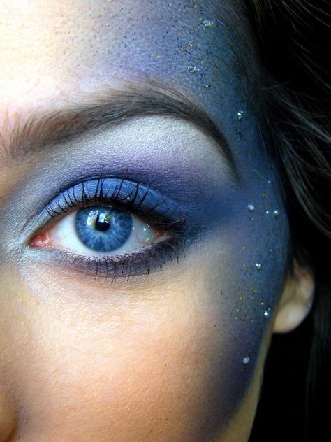 Similar to how I want to do my fairy makeup for renfest - just different colors (pink, cream, shimmery white) and with small white flower petals glued to my temples. Alien Make-up, Kostum Peri, Uhyggelig Halloween, Halloween Gesicht, Fantasy Make-up, Halloweenský Makeup, Alien Makeup, Space Makeup, Galaxy Makeup