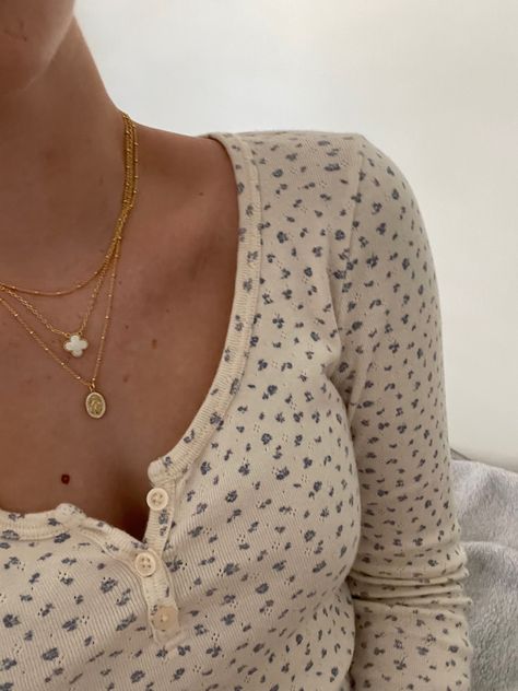 Can Cleef Necklace Stack, Clean Girl Necklaces, Gold Dainty Necklace Stack, Van Cleef Layering, Cute Stacked Necklaces, Gold Necklace Van Cleef, Van Cleef Layered Necklace, Mejuri Necklace Layering, Vanilla Girl Jewelry Gold