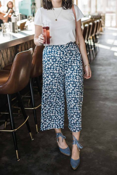 Palazzo Styling Ideas, Culottes Outfit Work, Floral Outfit Ideas, Boyfriend Jeans Kombinieren, Castaner Espadrilles, Madewell Style, Pani Puri, Cooler Style, Hooded Sweatshirt Dress