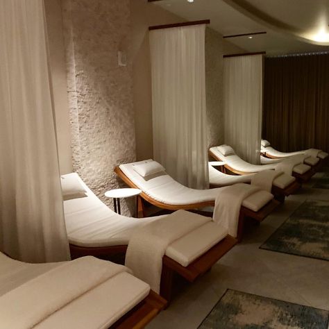 Spa Quiet Room, Relaxation Room Spa, Spa Relaxation Room Ideas, Spa Black And White, Spa Changing Room, Spa Waiting Room, Relaxation Room Ideas, Spa Esthetic, Spa Living Room