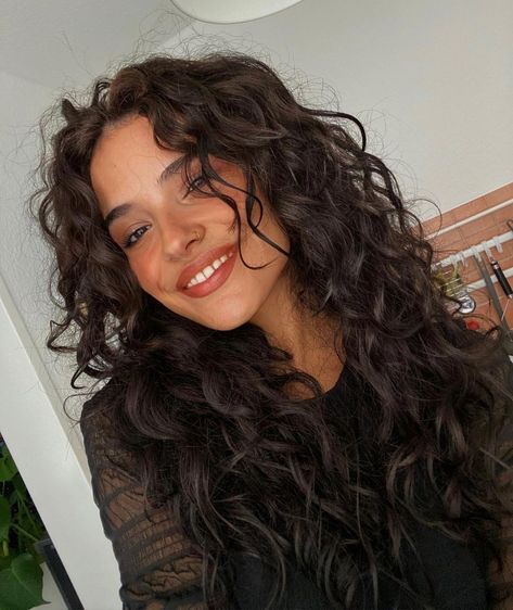 Haar • Instagram Wavy Hair Perm Women, Italian Woman Curly Hair, Large Rod Perm Medium Hair, 2c Curly Hair Haircuts Bangs, Curly Hair Long Curtain Bangs, Wavy Curly Hair Haircut, Curly Long Layered Hair, Long Curly Hair With Face Framing Layers, Long Layered Wavy Hair Face Framing