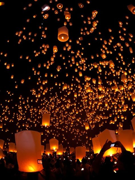 Lantern Festival Thailand, Floating Lantern Festival, Water Lantern Festival, Lantern Aesthetic, Loy Krathong, Flying Lantern, Festival Aesthetic, Floating Lanterns, Sky Lanterns