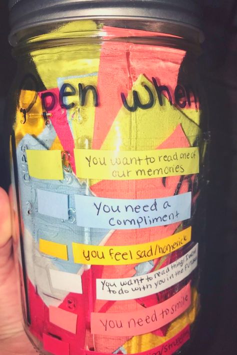 Great gift idea for any loved one. 100 reasons why I love you and memory jar. Affordable and cute! Best Friend Bday Gifts, 100 Reasons Why I Love You, Hadiah Valentine, Tenk Positivt, Diy Christmas Gifts For Boyfriend, Hadiah Diy, San Valentin Ideas, Friend Valentine Gifts, Diy Gifts For Girlfriend