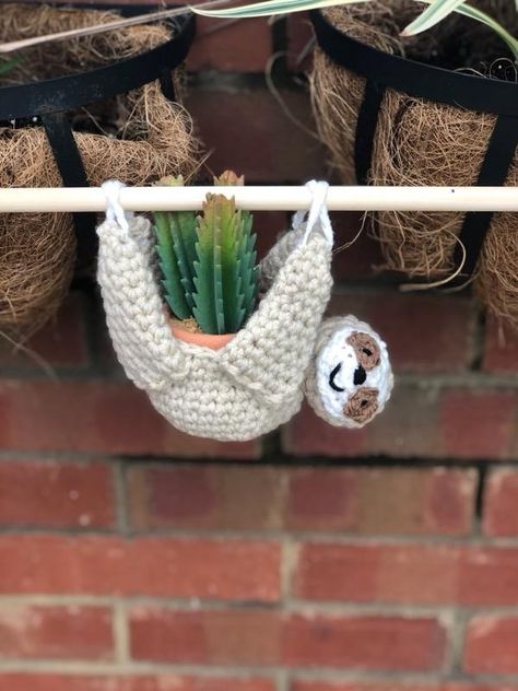 Sloth Plant Hanger (with pattern!) - Fiber & Textile / Completed Projects - the Lettuce Craft Forums Amigurumi Patterns, Crochet Lilies, Sloth Plant Hanger, Plant Hanger Pattern, Crochet Plant Hanger, Crochet Sloth, Hanging Sloth, Pot Hanger, Hanger Design