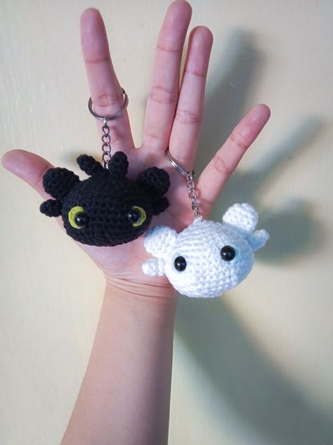 Crochet Ideas For Boyfriend, Crochet Toothless, Small Crochet Gifts, Easy Crochet Animals, Crochet Fairy, Crochet Pattern Free, Crochet Bouquet, Crochet Keychain Pattern, Pola Amigurumi