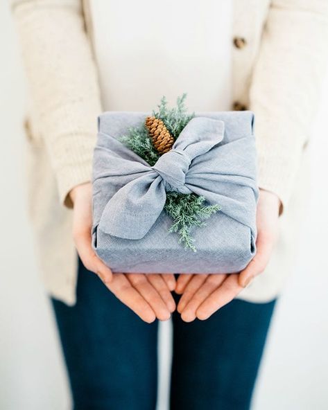 I offer you a perfectly wrapped baby blue present #offeringhands #bloggergotophoto Diy Fabric Gift Wrap, Natural Gift Wrapping, Selamat Hari Valentine, Zero Waste Christmas, Green Wrapping Paper, Fabric Gift Wrap, Creative Gift Wrapping, Sustainable Gifts, Wrapping Ideas